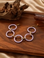 Dettaglio delle maglie in acrilico viola opaco e connettori dorati su tessuto di seta - Stile (ZHB560 Viola) / Viola