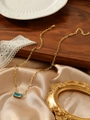 Dettaglio della collana a catena a graffetta dorata con pendente rettangolare in zircone blu - Blu lago