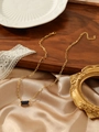 Collana in acciaio al titanio dorato con zircone blu rettangolare e catena stile graffetta - Blu zaffiro