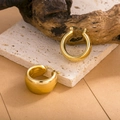 Makroaufnahme von klobigen goldenen Creolen mit poliertem Finish auf Natursteingrund - Dicke Creolen (ZHE963) / Gold