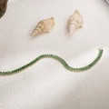 Gros plan d'un bracelet tennis plaqué or 18 carats avec zircons verts rectangulaires - Style (ZHN526) / Strass Vert