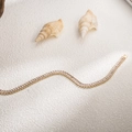Détail du collier tennis plaqué or avec zircons rectangulaires sur une surface sablée - Style (ZHN526) / Strass Champagne