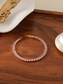 Primer plano de pulsera tenis de cristal rosa bañada en oro con cierre desplegable - Diamante de Imitación Rosa (ZHB712)