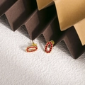 Dettaglio degli orecchini ovali placcati in oro con zirconi rossi incastonati a pavé - Zirconia Rossa (ZHE1981)