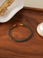 Detalle de pulsera bañada en oro de 18k con cristales negros en bandeja de madera - Diamante de Imitación Negro (ZHB712)