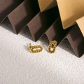 Détail des boucles d'oreilles ovales dorées évidées serties de zircons ambrés - Zirconia Marron (ZHE1981)