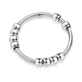 Makro-Detail von polierten Edelstahlperlen auf minimalistischem Anti-Angst-Spinner-Ring - US 5 / Silber