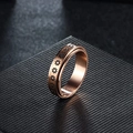 Anillo de acero inoxidable en oro rosa cepillado con patrones de margaritas grabados - Oro Rosa - Estilo Margarita
