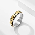 Detalle macro de anillo giratorio de acero inoxidable con lunas y estrellas negras - US 5 / Dorado - Estilo Estrella Luna Negra