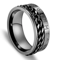 Gros plan d'une bague rotative noire avec chaîne cubaine et runes vikings gravées - US 14 / Runes Inversées / Noir