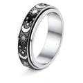 Primer plano de anillo giratorio de plata con motivos de sol luna y estrellas esmaltadas - US 5 / Anillo Spinner Celestial Alivio de Estrés / Plateado