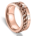 Gros plan sur une bague rotative en or rose avec des runes nordiques gravées - US 14 / Runes Inversées / Or rose