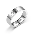Detalle macro del grabado I Love You y gesto de promesa en el anillo de acero plateado - US 5 / Plateado