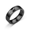Primer plano de un anillo de acero de titanio negro con grabado I love you y patrón de gestos - US 5 / Negro