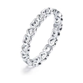Detalle de anillo eternity plateado con corazones calados y diseño minimalista elegante - US 5 / Plateado