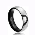 Detalle del grabado I Love You en un anillo de corazón de acero inoxidable cepillado - US 7 / Hombres (8mm) / Negro