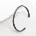 Brazalete vintage de acero inoxidable con patrones y un acabado plateado mate - Plata antigua