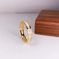 Luxuriöser goldener Titanstahlring mit einer Reihe quadratisch geschliffener Zirkonia - US 5 / Gold Einreihig CZ