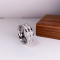 Ring aus Titanstahl in Silber mit zweireihigem Zirkonia-Besatz und breitem Band-Design - Silber Zweireihig CZ