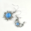 Vista detallada de pendientes vintage de sol y luna con piedras azules ojo de gato - Azul