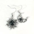 Détail de boucles d'oreilles soleil et lune en argent vintage avec pierres de lune - Noir
