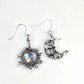 Détail macro de boucles d'oreilles soleil et lune rétro en argent avec pierre de lune - Coloré