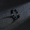 Vue détaillée d'une bague punk en acier titane noir avec trois pointes de métal - US 6 / Noir