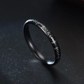 Primer plano de anillo negro de acero inoxidable grabado con frase Keep Fucking Going - US 5 / Negro