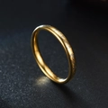Vista macro de anillo de acero dorado con grabado motivacional keep fucking going pulido - US 5 / Dorado