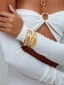 Gros plan de bracelets larges en or poli portés sur une manche blanche pour un style chic - Ensemble de 3 Pièces Empilables Élargies / Or