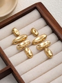 Gros plan détaillé de boucles d'oreilles dorées dans une boîte à bijoux en bois de luxe - Boucles d'oreilles à plusieurs niveaux (ZHE1089金) / Or