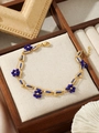 Dettaglio di bracciale dorato con fiori blu scuro su un vassoio di velluto morbido - Stile Fiore Blu Profondo (ZHB46) / Oro
