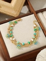 Dettaglio di un bracciale dorato a strati con ciondoli a cuore colorati e perline - Stile Cuore Smaltato Colorato (ZHB48) / Oro