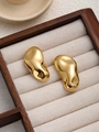 Gros plan de boucles d'oreilles dorées en forme de haricot sur coffret en velours - Boucles d'oreilles clous (ZHE1088金) / Or