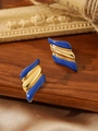 Détail de boucles d'oreilles ailes d'ange en émail bleu sur un fond vintage chic - Or Pierre Bleue Foncée