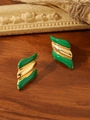 Gros plan de boucles d'oreilles émaillées vert et or sur une surface en bois vintage - Or Vert