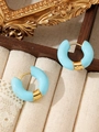 Detail van hemelblauwe emaille en 18k vergulde roestvrijstalen dikke C-ring oorbellen - Emaille Ring (ZHE321) / Dikke ring / Blauw