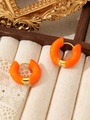 Detail van dikke feloranje emaille oorringen met gouden metalen accenten - Emaille Ring (ZHE321) / Dikke ring / Oranje