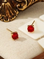 Macro di orecchini a perno con pietre rosse rotonde e castone dorato su tessuto vintage - Stile Rubino a Quattro Griffe (ZHE325-红)