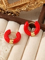 Detail van rode emaille dikke oorringen in goudkleur op vintage achtergrond - Emaille Ring (ZHE321) / Dikke ring / Rood