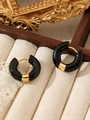 Detail van vintage zwarte emaille en 18k vergulde roestvrijstalen dikke ringoorbellen - Emaille Ring (ZHE321) / Dikke ring / Zwart