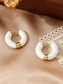 Detailopname van vintage emaille goudkleurige oorringen op een bruine zijden stof - Emaille Ring (ZHE321) / Dikke ring / Wit