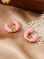 Detail van roze emaille oorringen met 18k goudlaagje op een luxe satijnen achtergrond - Emaille Ring (ZHE321) / Dikke ring / Roze