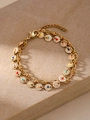 Primo piano del bracciale dorato a doppio strato con punti in smalto colorato su pietra - Stile a Doppio Strato Con Punti in Smalto Arcobaleno (ZHB485 Oro)