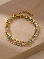 Dettaglio del bracciale dorato multistrato con perline colorate e ciondoli a pesce - Stile a Tre Strati Con Perline Colorate e Pezzo di Metallo Cavo (ZHB486 Oro)