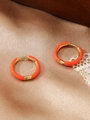 Detailopname van oranje emaille oorringen met 18k goud vergulde roestvrijstalen rand - Emaille Ring (ZHE322) / Dunne ring / Oranje