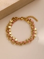 Dettaglio del bracciale bohémien a catena dorata con cordino rosa e ciondoli incisi - Stile Multistrato Con Cordino Intrecciato Rosa e Pezzo Quadrato Con Motivo Raggiante (ZHB488 Oro)