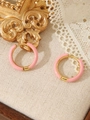 Macro-opname van roze emaille oorbellen met 18k gouden plating op een witte ondergrond - Emaille Ring (ZHE322) / Dunne ring / Roze
