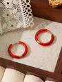 Macro detail van de rode emaille en 18k vergulde roestvrijstalen scharnierende ringen - Emaille Ring (ZHE322) / Dunne ring / Rood