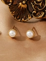 Elegant gold-plated stud earrings featuring a round pearl surrounded by metallic beads - Beaded Edge Artificial Pearl Style (ZHE327-白)